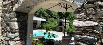 Magnifika torra stenhus, helt renoverat, på 2 våningar, pool.