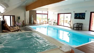 Indoor spa tub