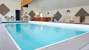 Piscine couverte, accès possible de 10 h 00 à 21 h 00, chaises longues