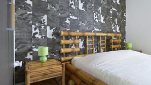 A bedroom with a wooden headboard, a bed with white bedding, and two green bedside lamps. - Domaine de Kerzuat - Chambres d'hôtes (Plouarzel)
