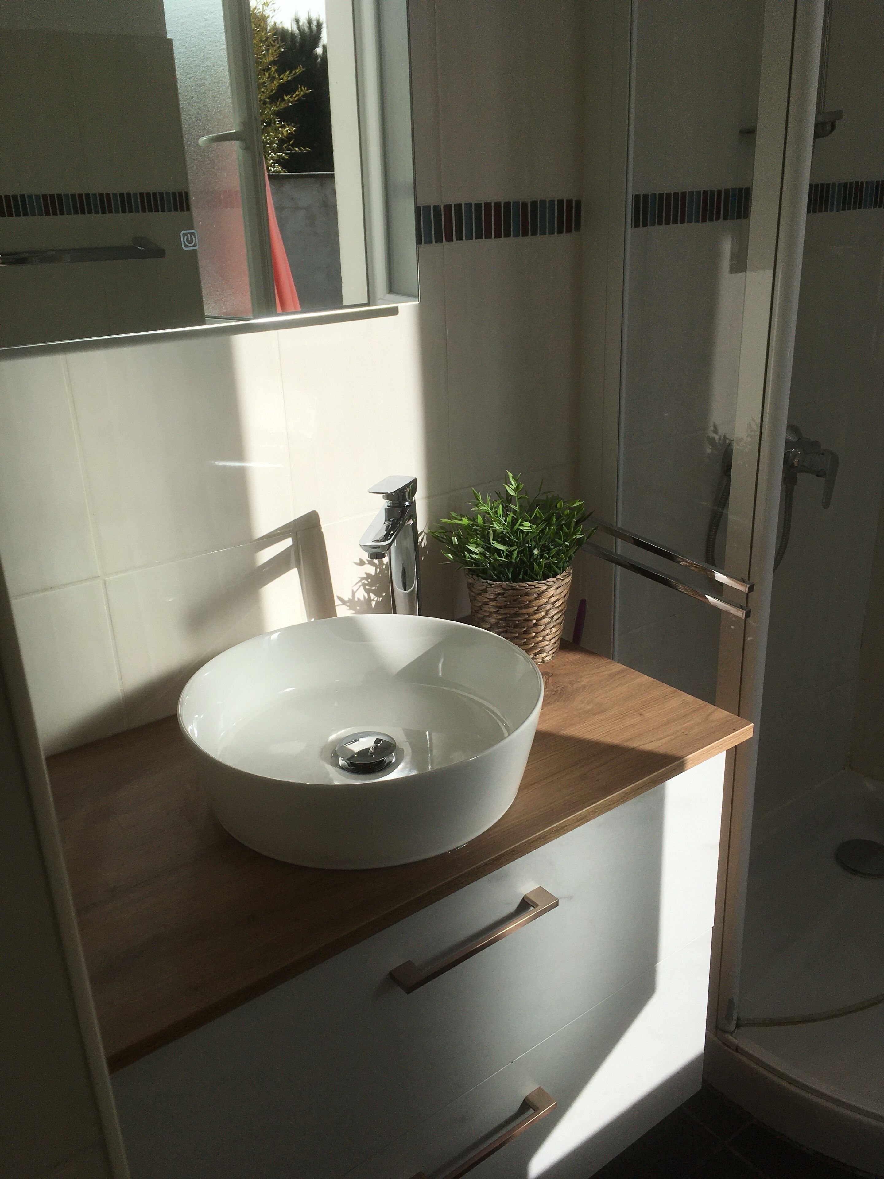 Douche, sèche-cheveux, serviettes fournies, papier toilette