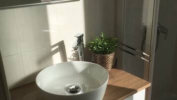 Douche, sĂšche-cheveux, serviettes fournies, papier toilette