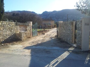 المنطقة المحيطة بالمنشأة