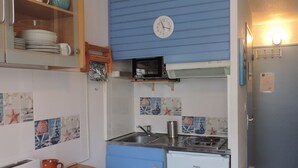 Private kitchen - Beautiful furnished studio in the heart of a spa in quiet residence (Lamalou-Les-Bains)