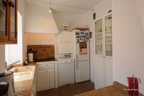 Refrigerador, microondas, placa de cocina, lavavajillas