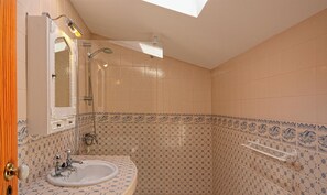 Douche, sèche-cheveux, serviettes fournies