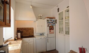 Kylskåp, mikrovågsugn, spishäll och diskmaskin