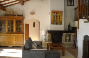 Fernseher, Kamin, Bücher