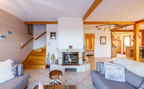 Smart-TV, Kamin, DVD-Player, Bücher