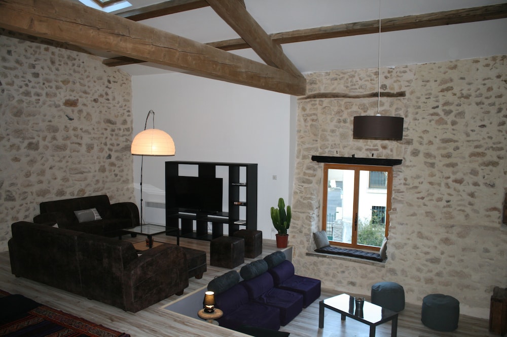 HOUSE JO-LI, village house founded around the Castle of Margon.