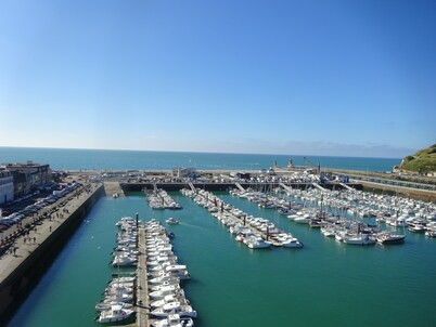 South facing cottage, cocooning 40 m from the sea