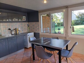 Fridge, microwave, oven, stovetop - Vacation home 8 km from the sea with enclosed garden, south-facing terrace, bicycle shed  (Ploufragan)