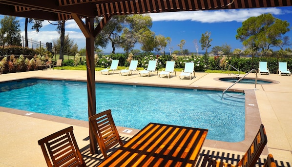 Utendørsbasseng og et oppvarmet basseng