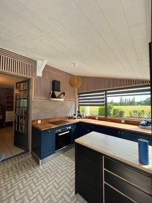 Een koelkast, een microgolfoven, een oven, een kookplaat