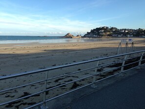 Plage à proximité, chaise longue
