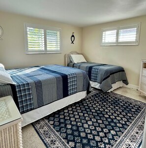 2 bedrooms, desk, iron/ironing board, free WiFi - Waterfront Home on Canal - Heated Pool, Free use of Pontoon Boat! Discount's (New Port Richey)