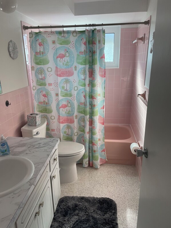 Un baño con inodoro, lavamanos y bañera.