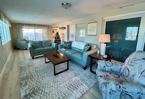 Smart TV, oficina, monitor de computadora y impresora 