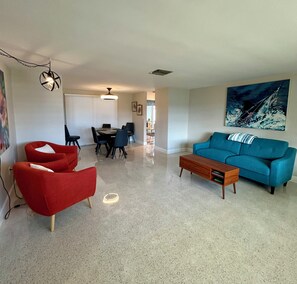 Smart TV, oficina, monitor de computadora y impresora 