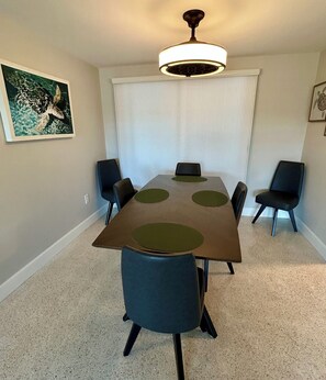 Dining - Waterfront Home on Canal - Heated Pool, Free use of Pontoon Boat! Discount's (New Port Richey)