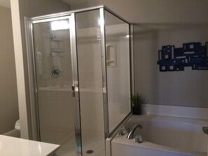 Badekar, hårføner, håndklær og toalettpapir
