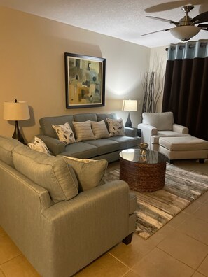 電視、DVD 播放機、書籍、影像庫