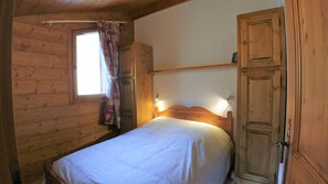 3 quartos, berço de viagem, Wi-Fi de cortesia, roupa de cama