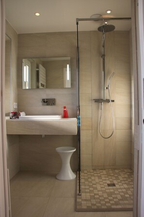 تجهيزات دش، مجففات شعر، مناشف، ورق حمّام