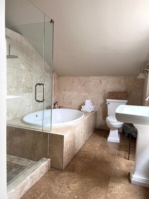 Bathtub, jetted tub, hair dryer, towels - Magazine Street Balcony + History & Style (New Orleans)
