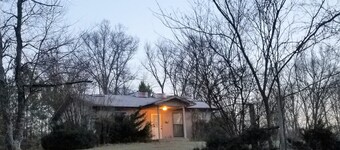 Roomy Remote Cabin near Kentucky Lake