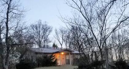 Amplia cabina remota cerca del lago Kentucky