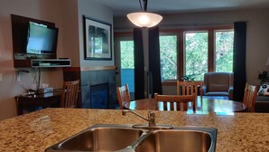 Interior - Premium 2 Bedroom, 2 Bath Condo w/central Air Conditioning- Lodges at Canmore (Canmore)