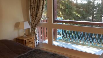 3 slaapkamers, een strijkplank/strijkijzer, reisbedje, gratis wifi