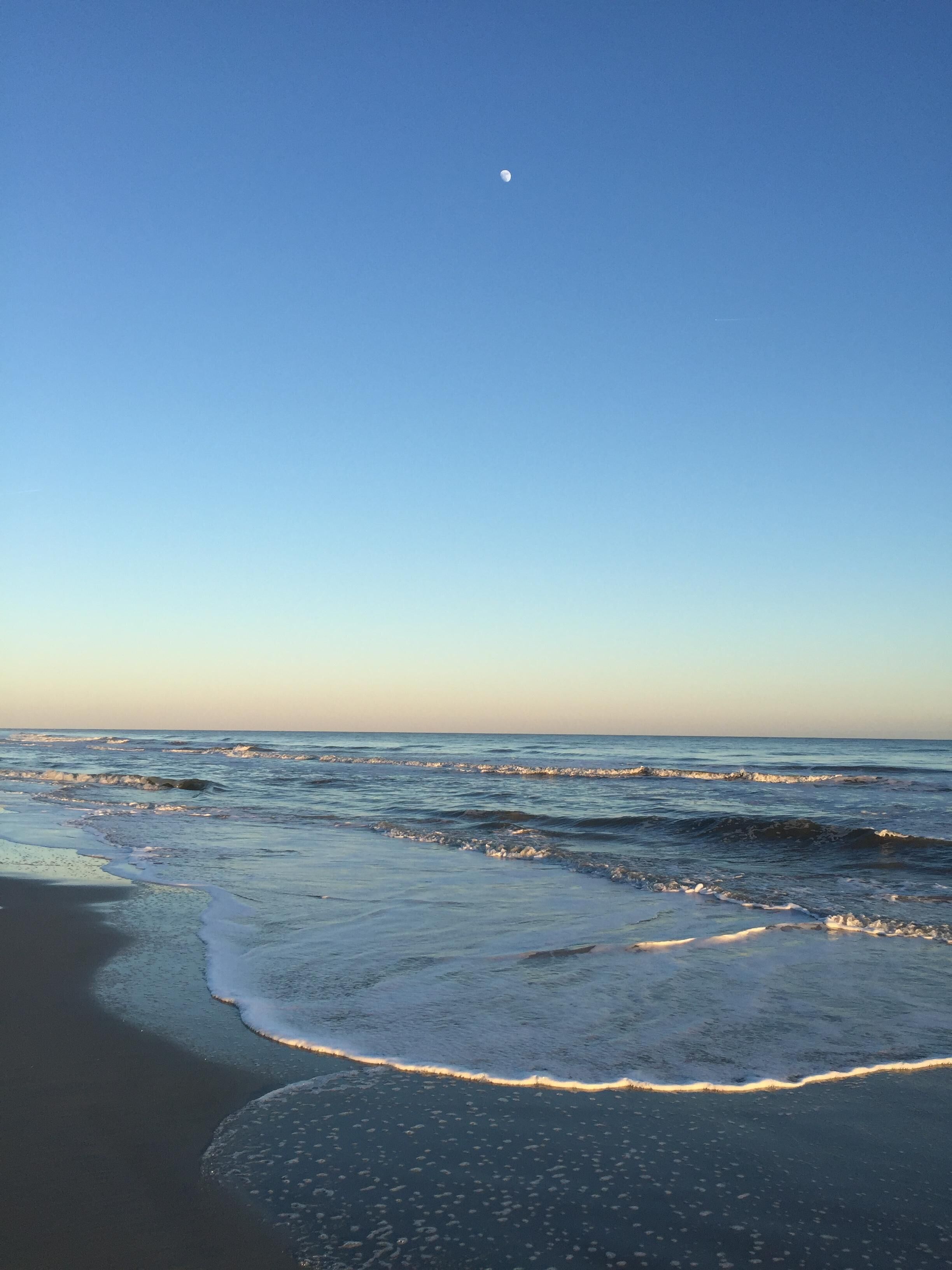 Nära stranden och solstolar