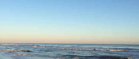 Nära stranden och solstolar