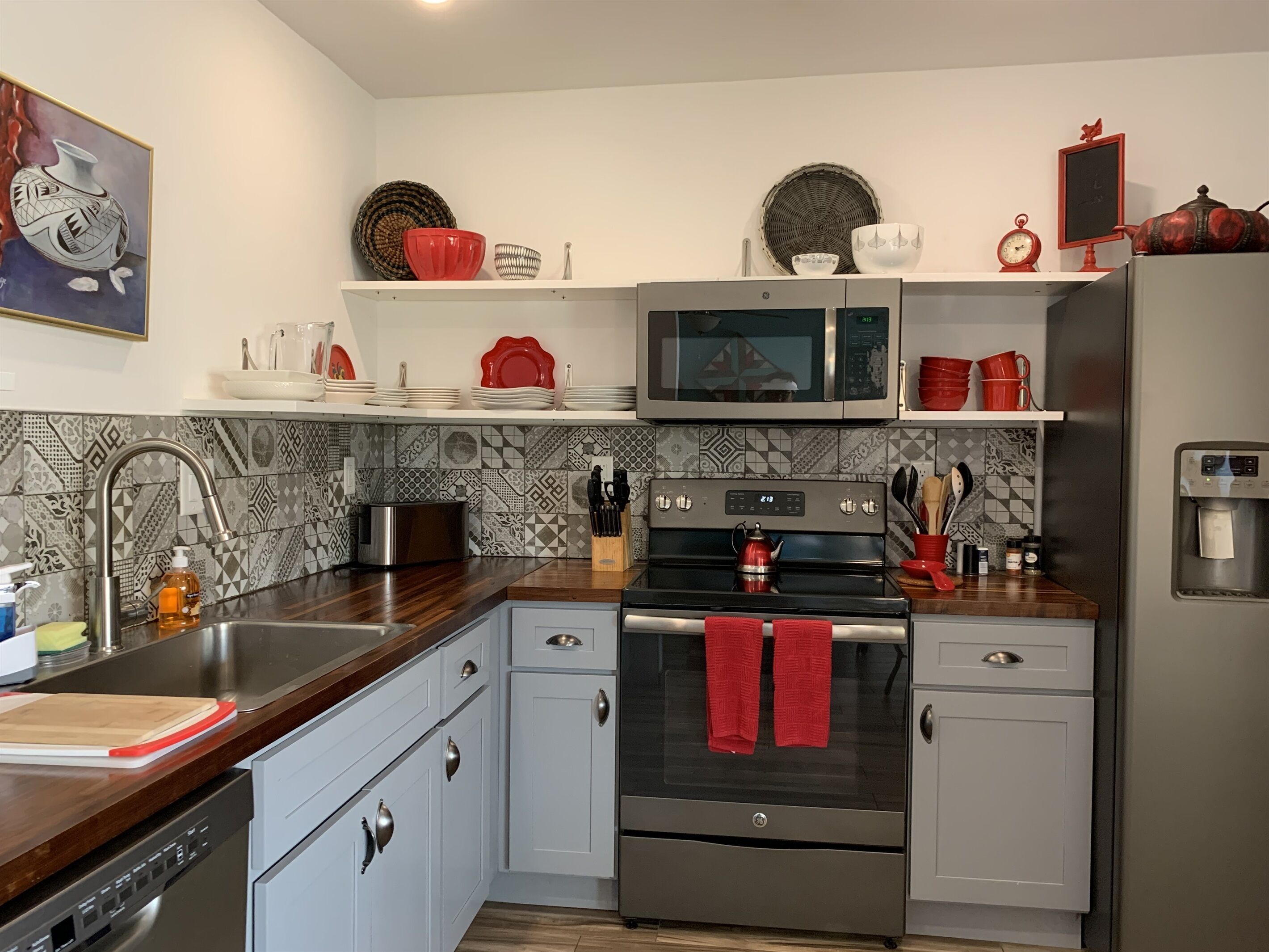 Refrigerador, microondas, horno y parrilla de estufa 