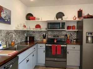 Kühlschrank, Mikrowelle, Ofen, Herdplatte