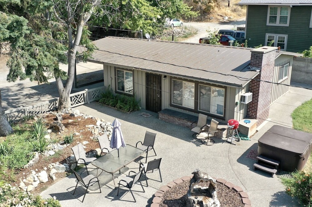 In-Town Escape: Pet-Friendly, Hot Tub, 3-Min Walk to Don Morse Park (waterfront)