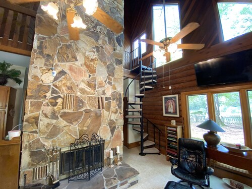 Secluded 3-bedroom Cabin on Farm