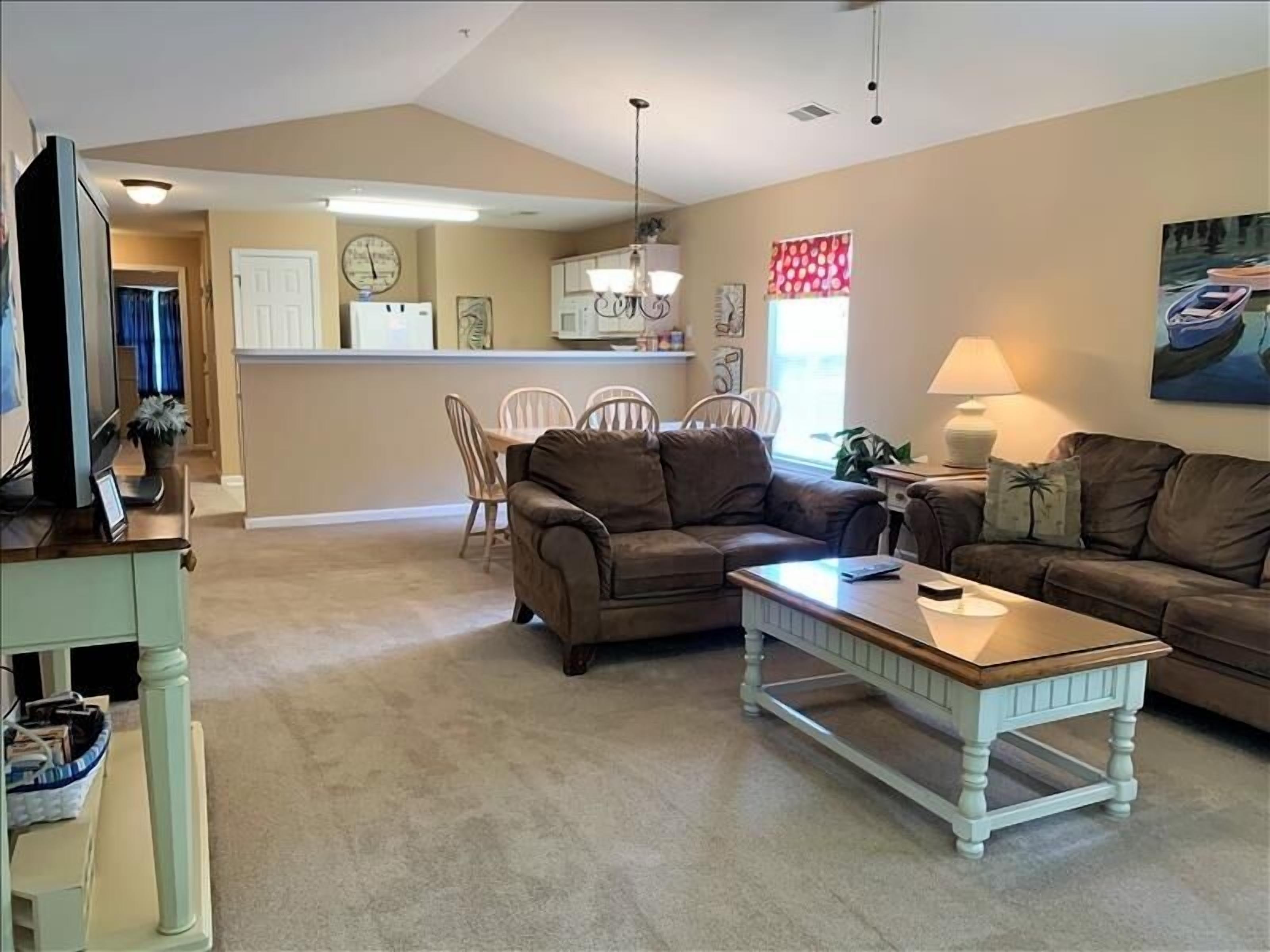 Whoa this condo sleeps 8 people! 5 miles from the beach!