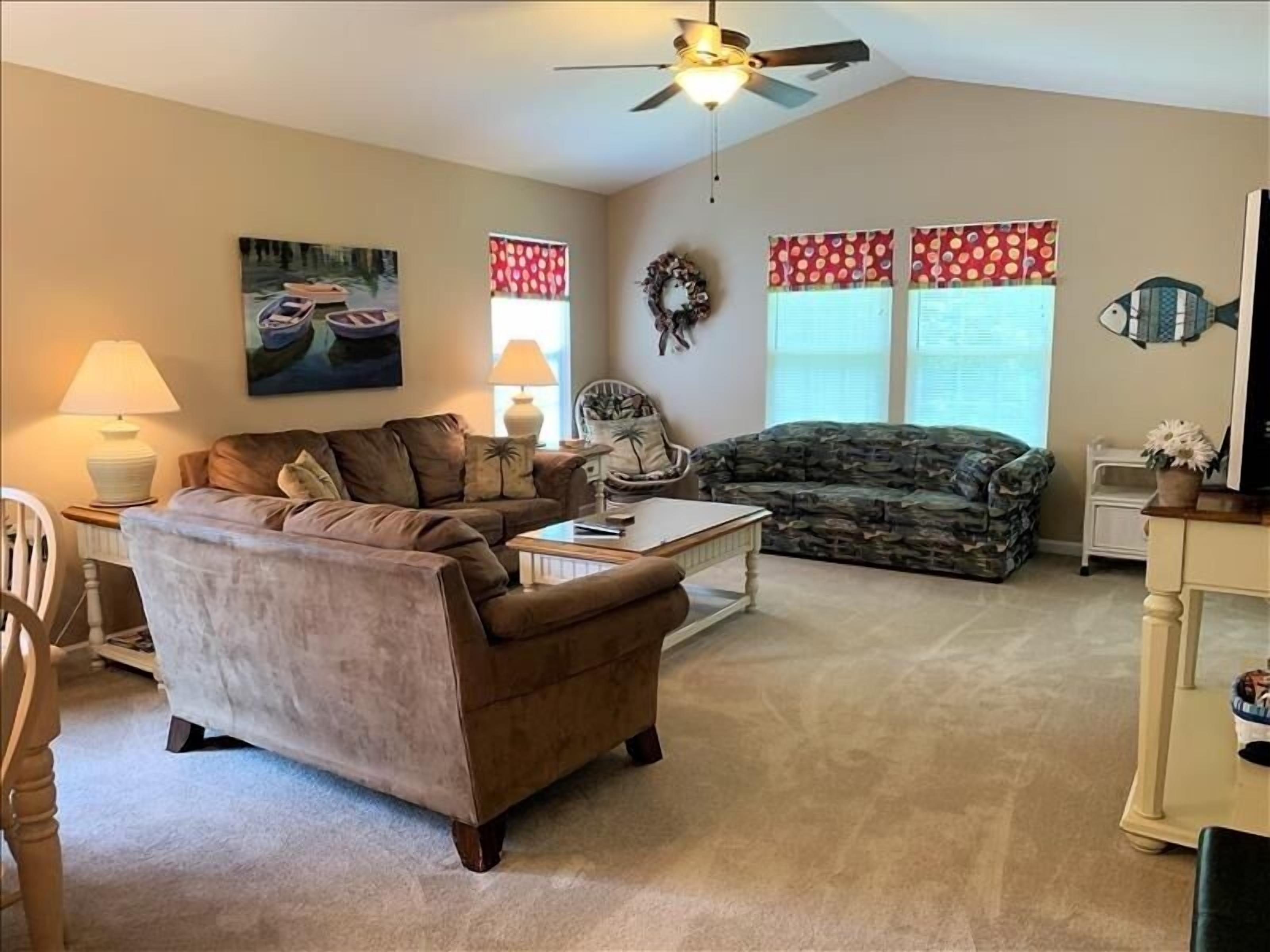 Whoa this condo sleeps 8 people! 5 miles from the beach!