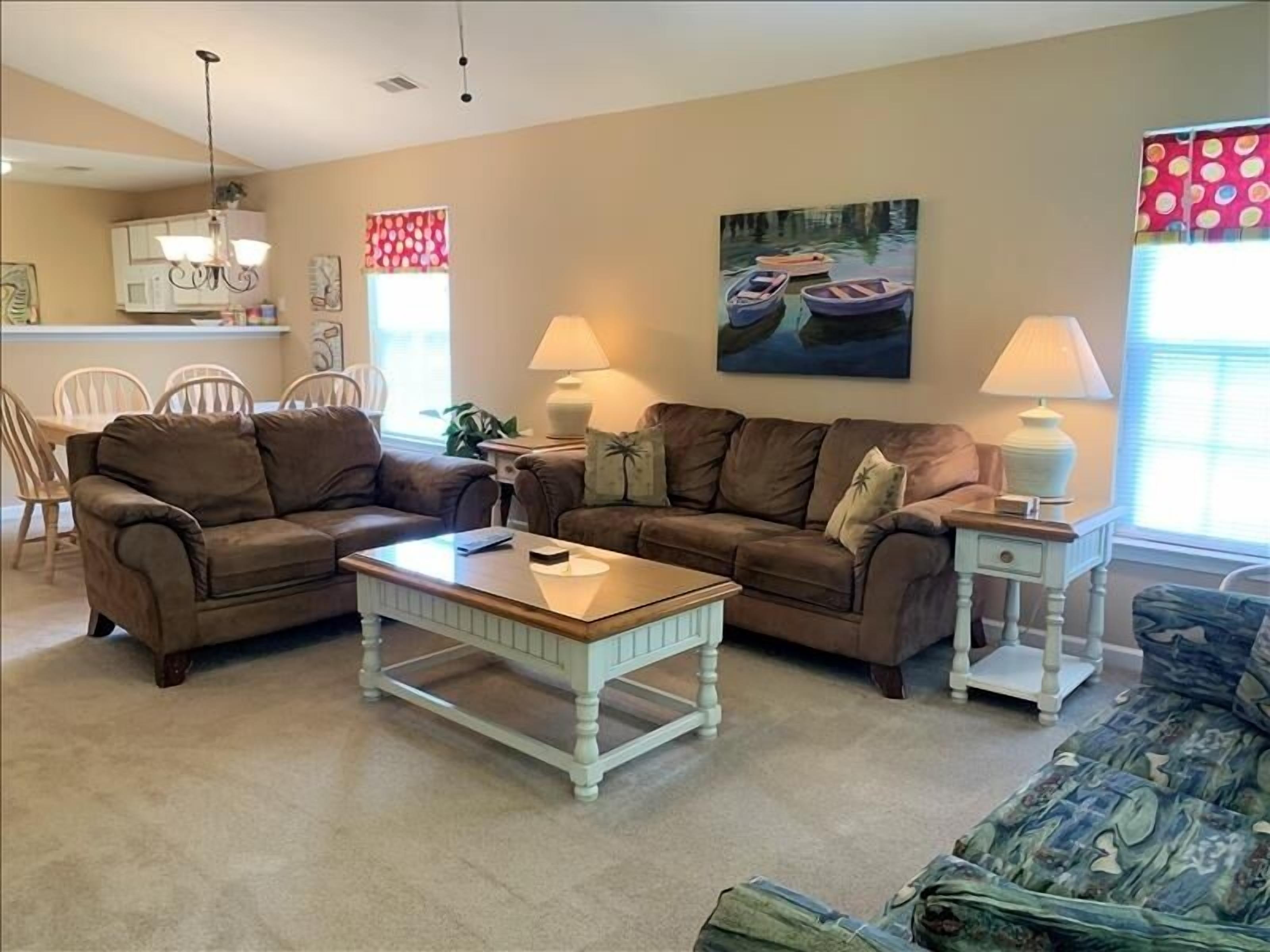 Whoa this condo sleeps 8 people! 5 miles from the beach!