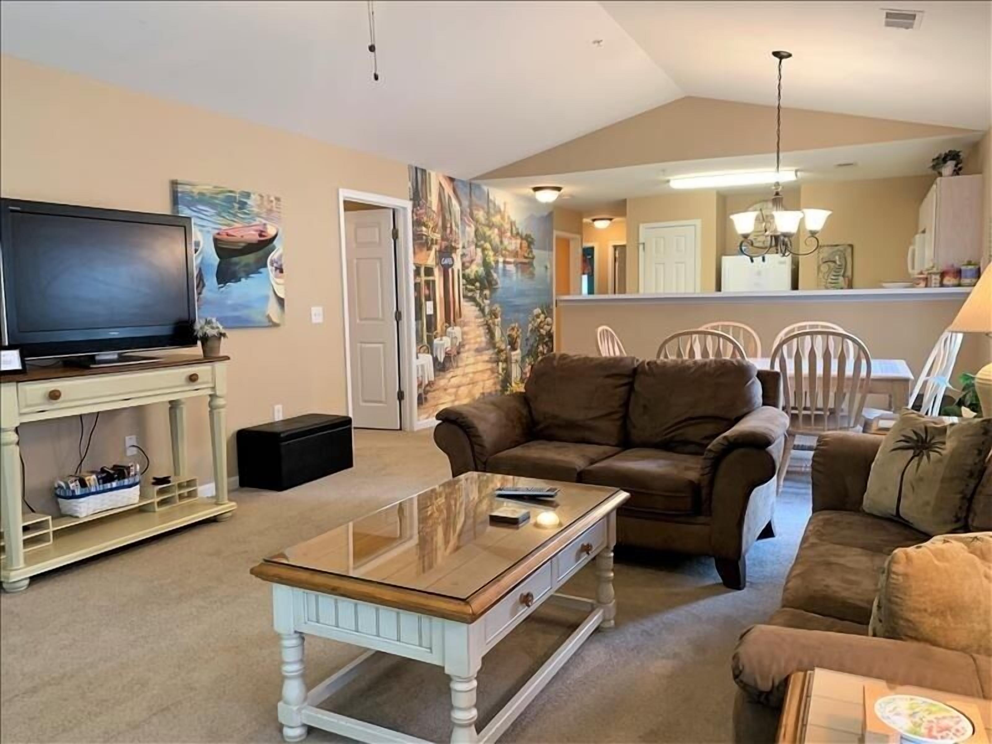 Whoa this condo sleeps 8 people! 5 miles from the beach!