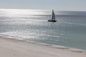 Plage, chaises longues, serviettes de plage