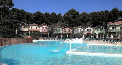 Villa for 6 people in residence with heated pool