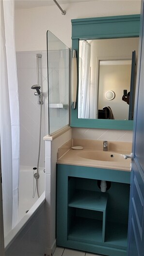 Combined shower/bathtub, hair dryer, towels