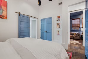 4 chambres, fer et planche à repasser, lit de bébé portatif