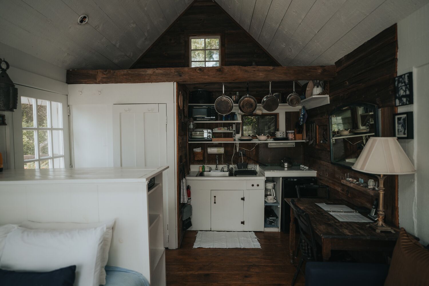 Romantic Waterfront Artist Cottage