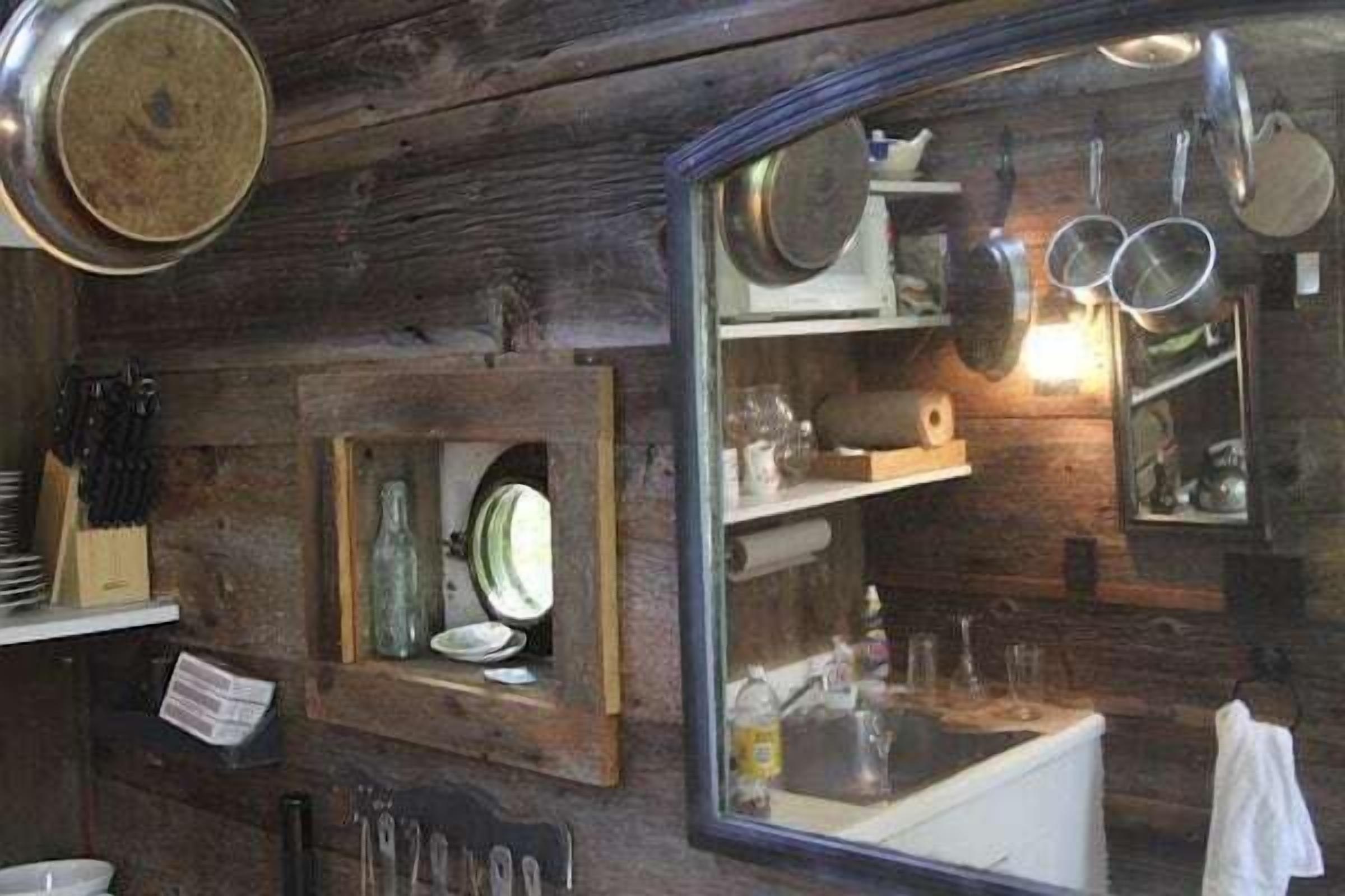 Romantic Waterfront Artist Cottage