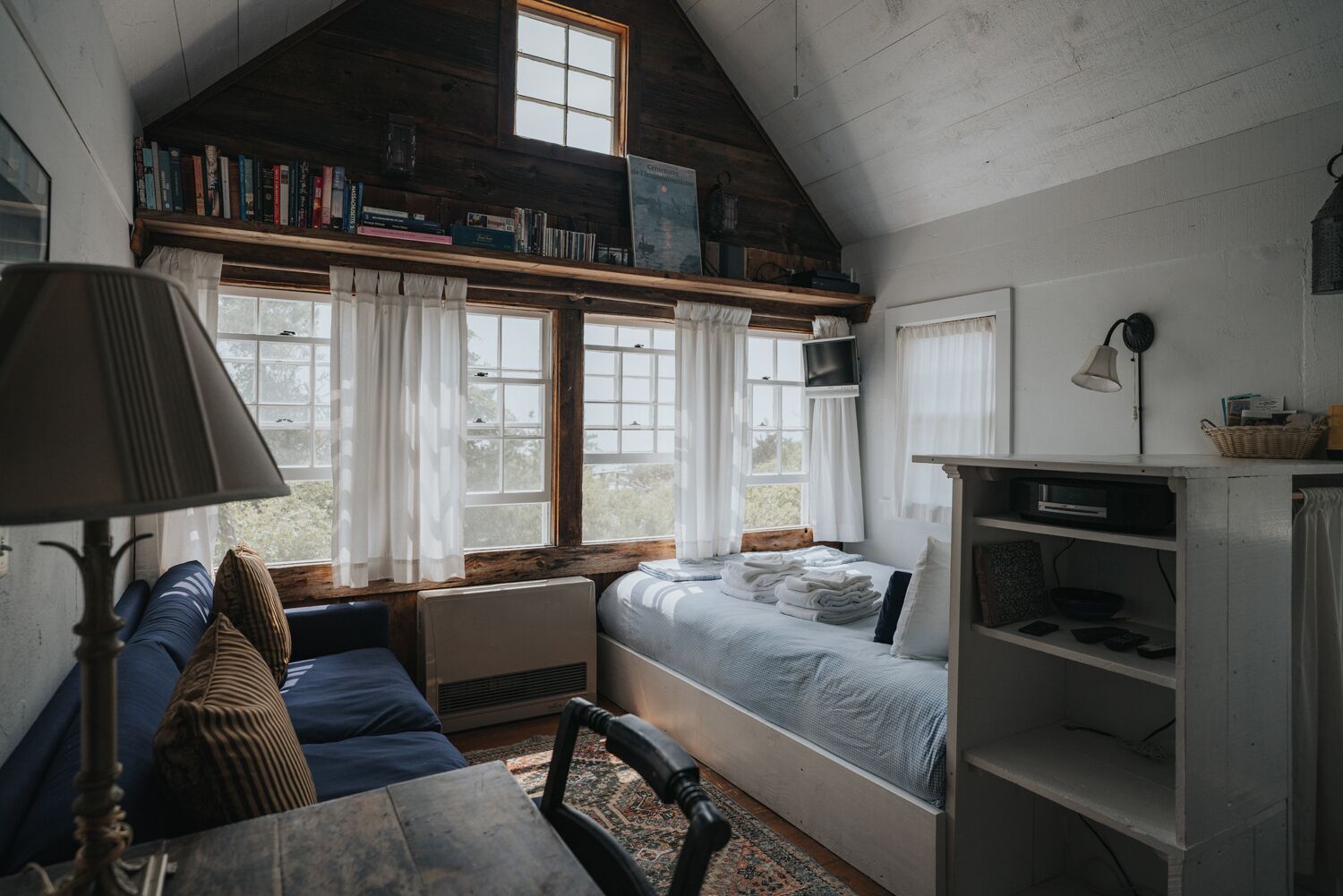 Romantic Waterfront Artist Cottage